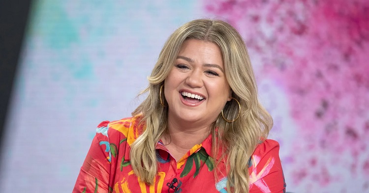 Kelly Clarkson Openly Supports Spanking As A Means Of Parenting, Sees “Nothing Wrong”