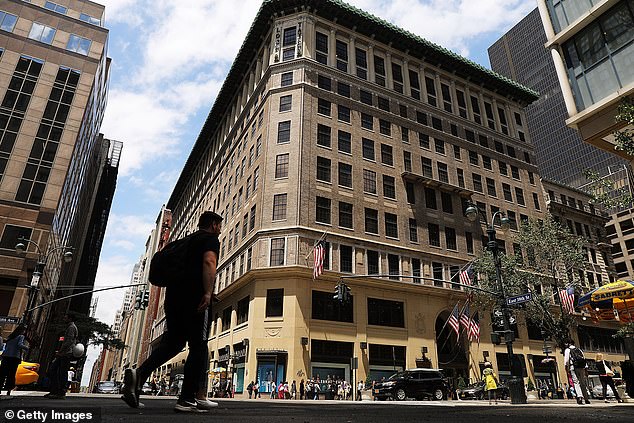 America’s Oldest Department Store Is Closing All Its Stores After 200 Years