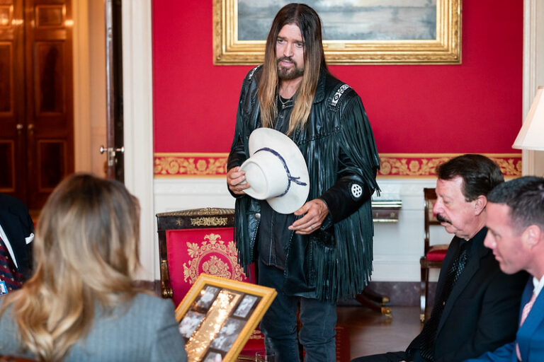 Billy Ray Cyrus Marries Firerose at 34 – Fans Astonished by Unexpected Announcement